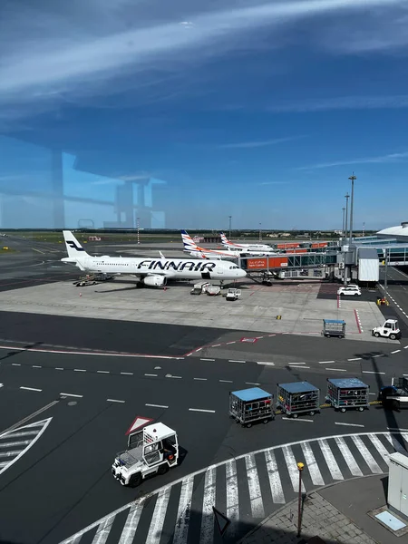 Αεροπλάνο Της Αεροπορικής Εταιρείας Finnair Βρίσκεται Στο Αεροδρόμιο Της Πράγας — Φωτογραφία Αρχείου