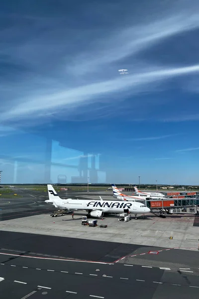 Αεροπλάνο Της Αεροπορικής Εταιρείας Finnair Βρίσκεται Στο Αεροδρόμιο Της Πράγας — Φωτογραφία Αρχείου