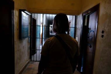 Ziyaretçiler 25 Temmuz 2022 'de Almanya' daki Dachau toplama kampında bir tura çıktılar..