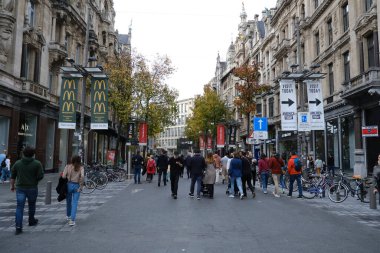 İnsanlar 30 Ekim 2022 'de Belçika' da Antwerp 'in alışveriş bölgesinde yürürler..