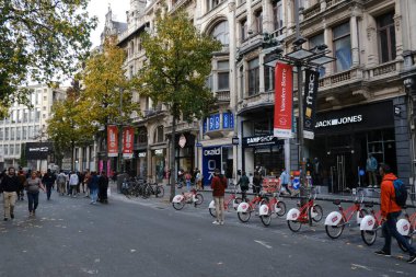 İnsanlar 30 Ekim 2022 'de Belçika' da Antwerp 'in alışveriş bölgesinde yürürler..