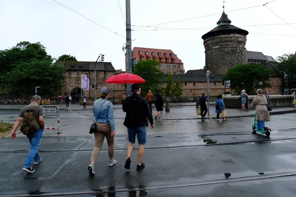 Emberek Sétálnak Város Központjában Egy Csapadék Idején Nürnbergben Németországban Július — Stock Fotó