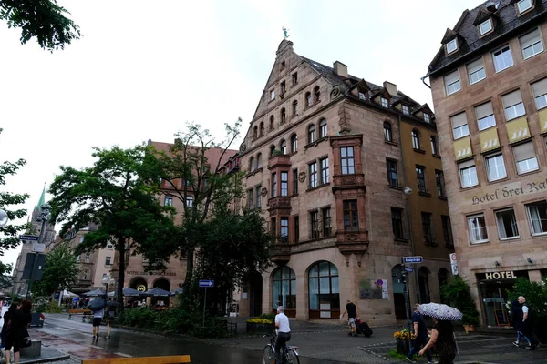 2022年7月27日にドイツのニュルンベルクで雨が降る中 人々は街の中心部を歩く — ストック写真