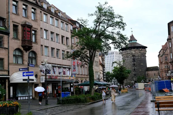 Mensen Lopen Het Centrum Van Stad Tijdens Een Regenbui Neurenberg — Stockfoto