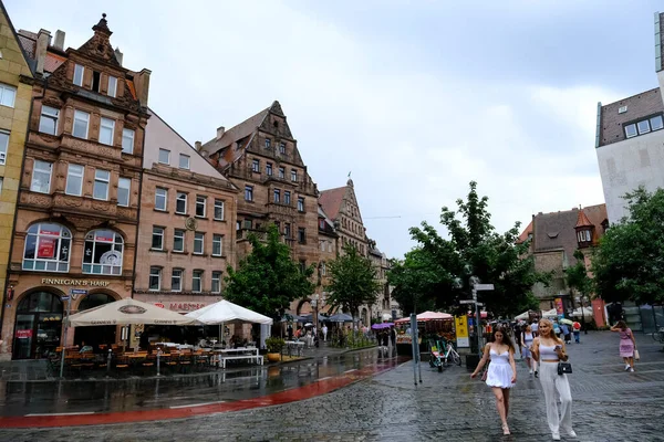 2022年7月27日にドイツのニュルンベルクで雨が降る中 人々は街の中心部を歩く — ストック写真
