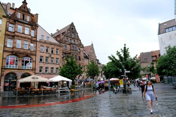 Pessoas Caminham Centro Cidade Durante Uma Precipitação Nuremberga Alemanha Julho — Fotografia de Stock