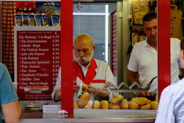 Bir sokak yiyecek satıcısı 23 Temmuz 2022 'de Almanya' nın Nuremberg kentinde geleneksel sandviçleri hazırlıyor..