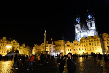 7 Ekim 2022 'de Çek Cumhuriyeti' nin Prag kentindeki ünlü Old Town Meydanı 'nda yürüyen turist kalabalığı.