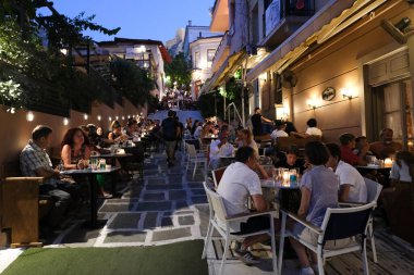 15 Ağustos 2022 'de Atina' nın Plaka ilçesindeki bir kafenin terasında insanlar oturuyor..