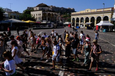 Atina, Yunanistan 'da 17 Ağustos 2022' de meydana gelen sıcak hava dalgası sırasında insanlar Atina şehir merkezinde yürüyorlar..