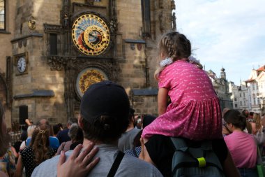 26 Temmuz 2022 'de Çek Cumhuriyeti' nin Prag kentindeki Eski Şehir Kulesi 'nin güney tarafında bulunan ortaçağ kulesindeki turist kalabalığı..