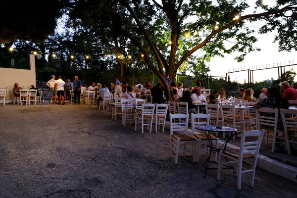 Ludzie Siedzą Tarasie Kawiarni Dzielnicy Plaka Atenach Grecja Sierpnia 2022 — Zdjęcie stockowe