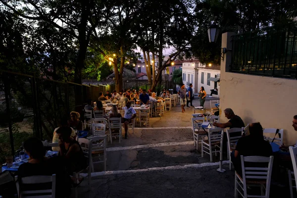사람들은 2022 그리스 아테네의 플라카 지역에 카페의 테라스에 — 스톡 사진