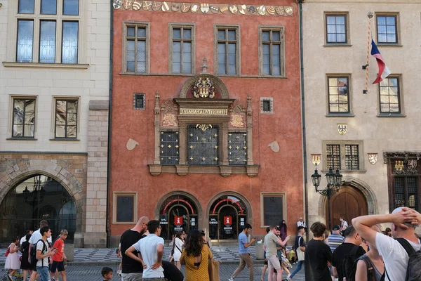 2022年7月26日にチェコのプラハにある旧市庁舎塔の南側に位置する中世の塔時計の観光客の群衆 — ストック写真