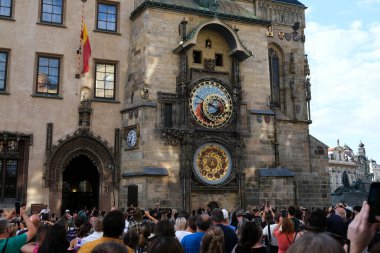 26 Temmuz 2022 'de Çek Cumhuriyeti' nin Prag kentindeki Eski Şehir Kulesi 'nin güney tarafında bulunan ortaçağ kulesindeki turist kalabalığı..