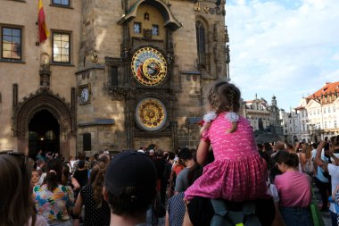 26 Temmuz 2022 'de Çek Cumhuriyeti' nin Prag kentindeki Eski Şehir Kulesi 'nin güney tarafında bulunan ortaçağ kulesindeki turist kalabalığı..