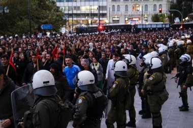 Öğrenciler, ABD destekli askeri cuntaya karşı 1973 yılındaki ayaklanmanın anısına 17 Kasım 2022 'de Atina, Yunanistan' ın merkezinde sloganlar attılar.. 