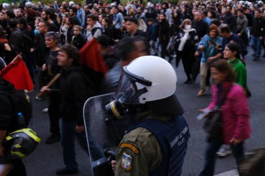 Öğrenciler, ABD destekli askeri cuntaya karşı 1973 yılındaki ayaklanmanın anısına 17 Kasım 2022 'de Atina, Yunanistan' ın merkezinde sloganlar attılar.. 