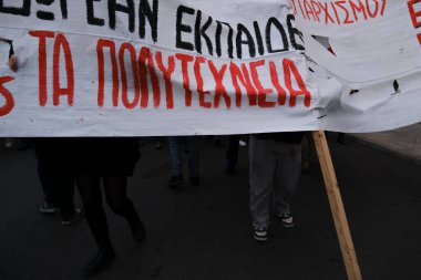 Öğrenciler, ABD destekli askeri cuntaya karşı 1973 yılındaki ayaklanmanın anısına 17 Kasım 2022 'de Atina, Yunanistan' ın merkezinde sloganlar attılar.. 