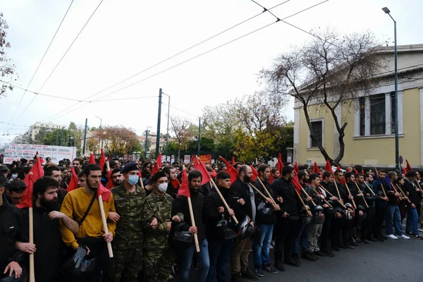 学生は 米国が支援する軍事政権に対する1973の学生の蜂起を記念する行進中の11月の17 2022 ギリシャのアテネの中心部でスローガンを叫びます — ストック写真