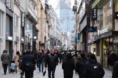 23 Kasım 2022 'de Brüksel, Belçika' da Kara Cuma 'nın önündeki ana alışveriş caddesi Rue Neuve' de satış ve azaltma tabelaları görülüyor..