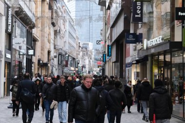 23 Kasım 2022 'de Brüksel, Belçika' da Kara Cuma 'nın önündeki ana alışveriş caddesi Rue Neuve' de satış ve azaltma tabelaları görülüyor..