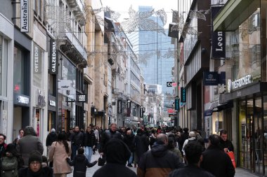 23 Kasım 2022 'de Brüksel, Belçika' da Kara Cuma 'nın önündeki ana alışveriş caddesi Rue Neuve' de satış ve azaltma tabelaları görülüyor..