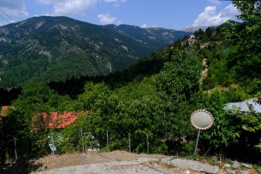 Lefka ya da önceki adıyla Paloukova köyü, 11 Ağustos 2022 'de Yunanistan' da bir köknar ağacı ormanı arasında, güzel bir doğal ortamda inşa edilmiş bir köydür.