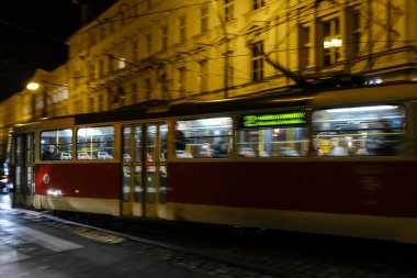 7 Ekim 2022 'de Çek Cumhuriyeti' nin Prag şehrinde rayların üzerindeki klasik tramvay..