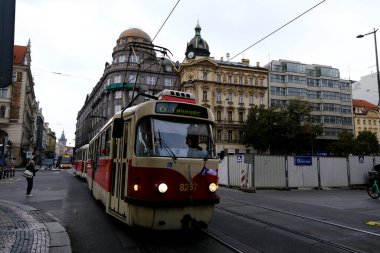 7 Ekim 2022 'de Çek Cumhuriyeti' nin Prag şehrinde rayların üzerindeki klasik tramvay..