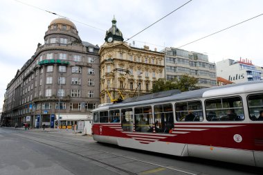 7 Ekim 2022 'de Çek Cumhuriyeti' nin Prag şehrinde rayların üzerindeki klasik tramvay..