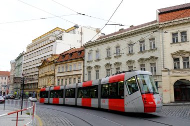 7 Ekim 2022 'de Çek Cumhuriyeti' nin Prag şehrinde rayların üzerindeki klasik tramvay..