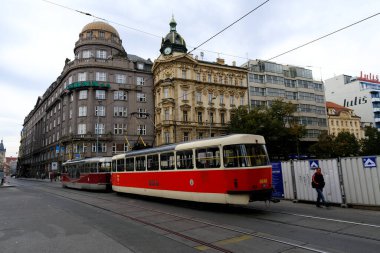 7 Ekim 2022 'de Çek Cumhuriyeti' nin Prag şehrinde rayların üzerindeki klasik tramvay..