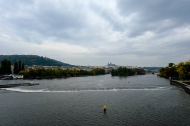 7 Ekim 2022 'de Çek Cumhuriyeti' nin en uzun nehri olan Vltava Nehri 'nin manzarası.