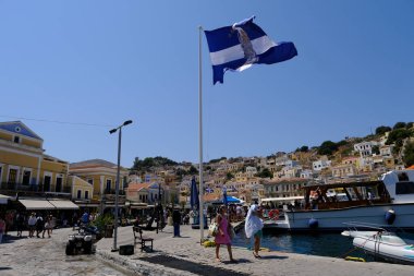 Yunanistan 'ın Symi kentinde 30 Temmuz 2022' de bir Yunan bayrağı dalgalanması.