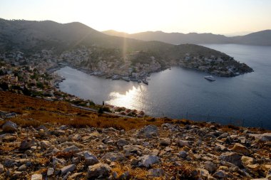 Yunanistan 'ın Symi limanının panoramik manzarası 1 Ağustos 2022.