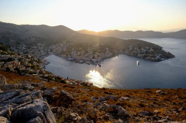 Yunanistan 'ın Symi limanının panoramik manzarası 1 Ağustos 2022.