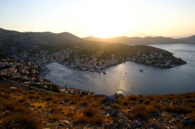 Yunanistan 'ın Symi limanının panoramik manzarası 1 Ağustos 2022.