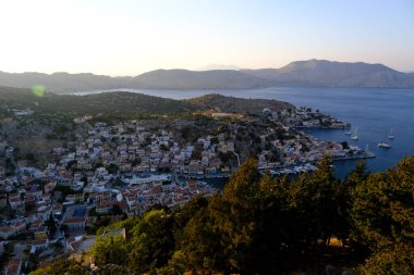 Yunanistan 'ın Symi limanının panoramik manzarası 1 Ağustos 2022.