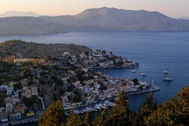 Yunanistan 'ın Symi limanının panoramik manzarası 1 Ağustos 2022.