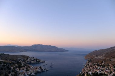 Yunanistan 'ın Symi limanının panoramik manzarası 1 Ağustos 2022.