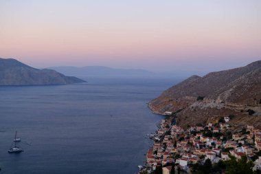 Yunanistan 'ın Symi limanının panoramik manzarası 1 Ağustos 2022.