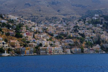 5 Ağustos 2022 'de Yunanistan' ın Symi limanının görüntüsü.