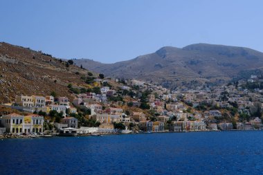 5 Ağustos 2022 'de Yunanistan' ın Symi limanının görüntüsü.