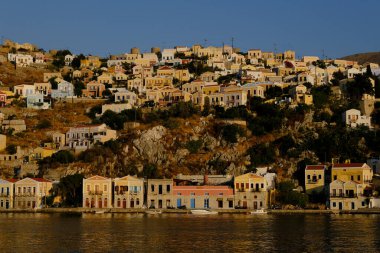 5 Ağustos 2022 'de Yunanistan' ın Symi limanının görüntüsü.