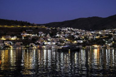 5 Ağustos 2022 'de Yunanistan' ın Symi limanının görüntüsü.