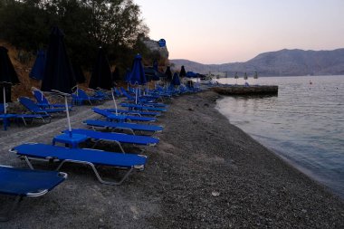 1 Ağustos 2022 'de Yunanistan' ın Symi Dodecanese kentinde boş bir plaj manzarası.
