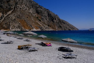 1 Ağustos 2022 'de Yunanistan' ın Symi Dodecanese kentinde boş bir plaj manzarası.