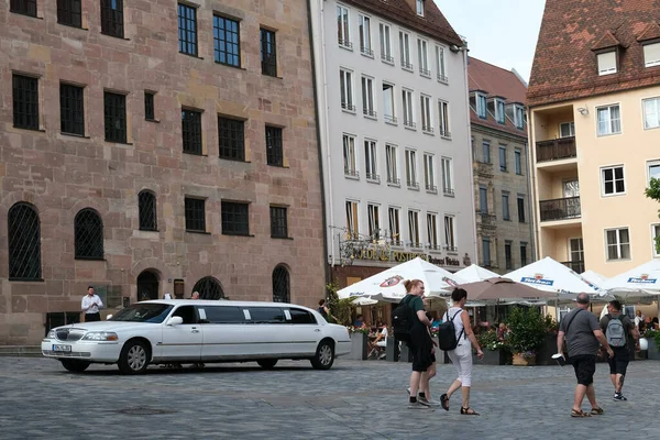 Temmuz 2022 Almanya Nuremberg Merkez Meydanında Görülen Lüks Bir Limuzin — Stok fotoğraf