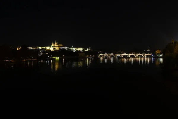 Nachtansicht Der Karlsbrücke Einer Mittelalterlichen Steinbogenbrücke Die Die Moldau Prag — Stockfoto